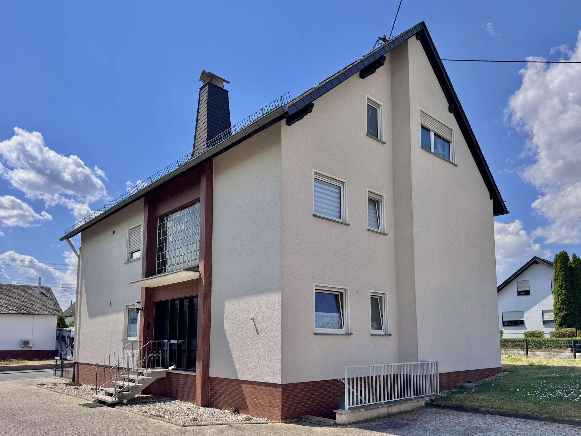 Sehr gepflegt, voll vermietet, gro&szlig;es Grundst&uuml;ck